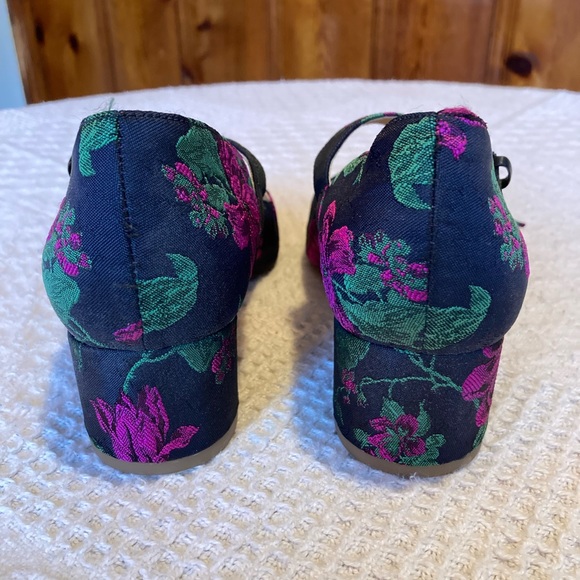 Gorgeous Via Spiga Satin Flower Mary Jane Shoes, 7 - Picture 6 of 6